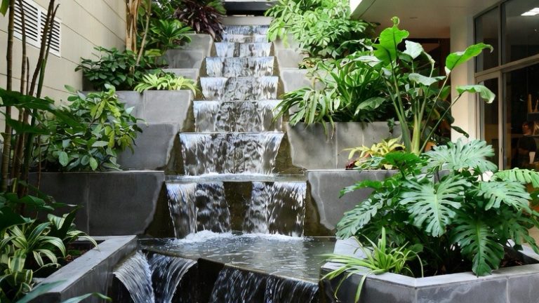 15 Peaceful Courtyards with Water Features for a Calming Outdoor Space